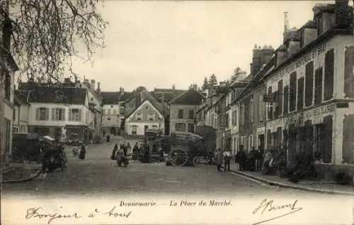 CPA Donnemarie en Montois Seine et Marne, La Place du Marché