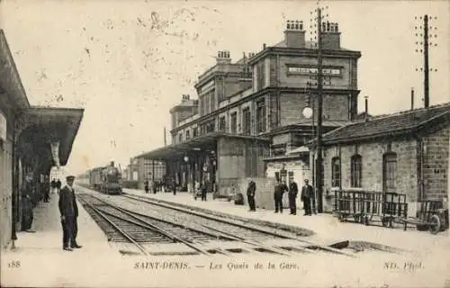 Ak Saint Denis Seine Saint Denis, Les Quais de la Gare, Bahnhof, Dampflok