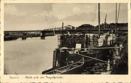 Ak Gwardeisk Kaliningrad Tapiau Ostpreußen, Blick auf die Pregelbrücke, Lastkahn mit Holz beladen