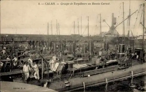 CPA Calais Pas de Calais, Groupe de Torpilleurs au Bassin Carnot