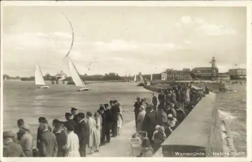 Ak Ostseebad Warnemünde Rostock, Hafeneinfahrt, Zuschauer