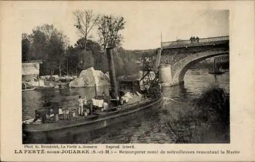 CPA La Ferté sous Jouarre Seine et Marne, Remorqueur muni de mitrailleuses remontant la Marne