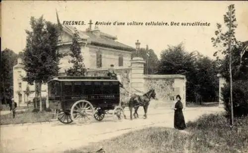 Ak Fresnes Val de Marne, Ankunft eines Gefangenentransporters, Aufseherin