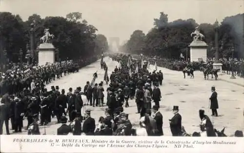 Ak Paris VIII Élysée, Trauerzug für Kriegsminister Berteaux auf der Avenue des Champs-Elysées