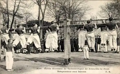 Ak Joinville le Pont Val de Marne, Gymnastikschule, Männer hängen an Stange