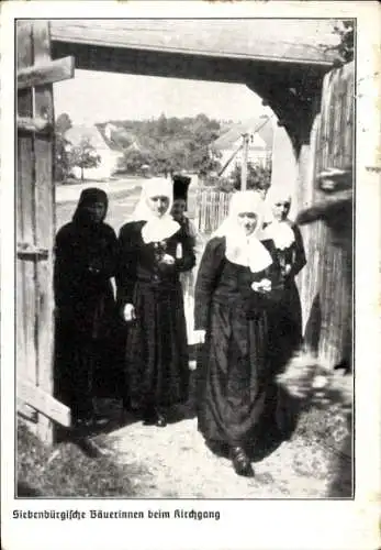 Ak Siebenbürgische Trachten beim Kirchgang