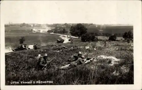 Foto Ak Soldaten auf dem Schlachtfeld, Gewehr, Panzer