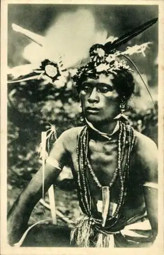 Ak Caroline Isles Neuguinea, Un sorcier paré de ses fetiches