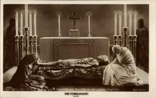 Ak Filmszene, Die Nibelungen I. Teil, Kriemhild u. Brunhild an der Leiche Siegfrieds