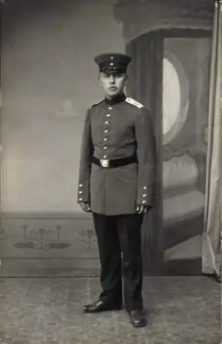 Foto Ak Deutscher Soldat in Uniform, Standportrait