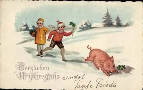 Ak Glückwunsch Neujahr, Zwei Jungen jagen einem Schwein hinterher, Kleeblätter