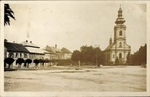 Ak Kostelec nad Černými lesy Černý Kostelec Schwarzkosteletz Mittelböhmen, Kirche am Markt