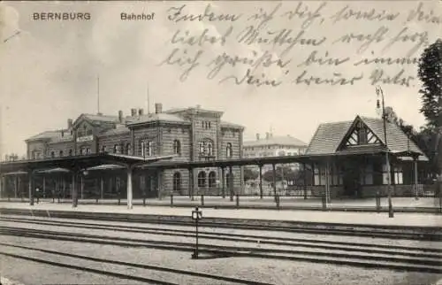 Ak Bernburg an der Saale, Bahnhof, Gleisansicht