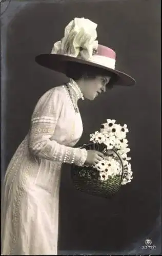 Ak Frau mit Blumenkorb, Hut, Kleid