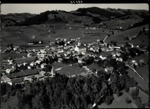 Ak Oberstaufen im Allgäu, Fliegeraufnahme, Kirche