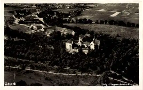 Ak Goseck in Sachsen Anhalt, Fliegeraufnahme vom Schloss mit Umgebung