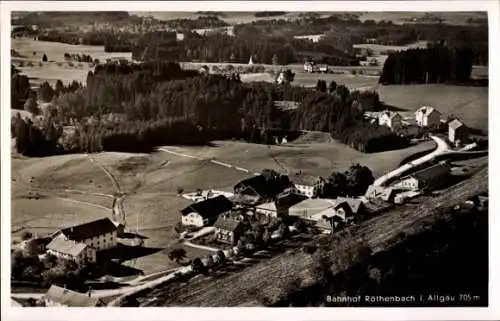 Ak Röthenbach im Allgäu, Fliegeraufnahme, Bahnhof