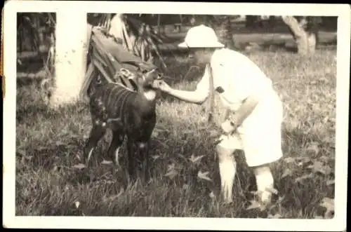 Foto Ak Boma Congo Belge DR Kongo Zaire, Mann mit Ziege