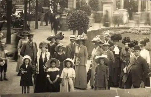 Foto Ak Wiesbaden in Hessen, Gruppe im Kurpark