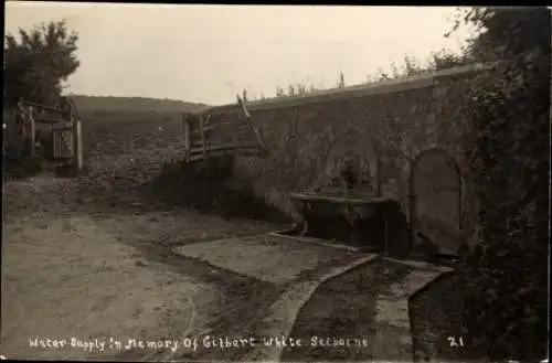 Foto Ak Selborne Hampshire England, Water Supply in Memory of Gilbert White