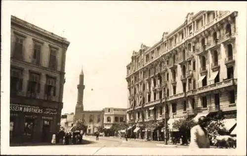 Foto Ak Cairo Kairo Ägypten, Straßenpartie, Minarett, Geschäftshaus