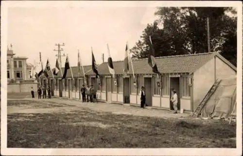 Foto Ak Frankreich? Ausstellungsgelände, Gebäude mit Länderflaggen, Wappen, Brasilien, Japan