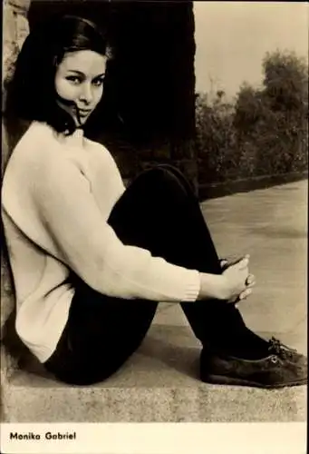 Ak Schauspielerin Monika Gabriel, Portrait sitzend an eine Mauer gelehnt