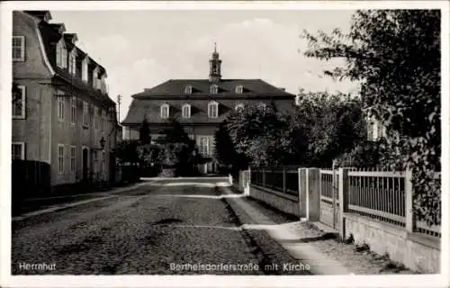 Ak Herrnhut in Sachsen, Bertelsdorfer Straße mit Kirche