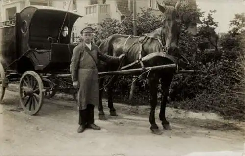 Foto Ak Junger Mann vor einer Kutsche, Pferd