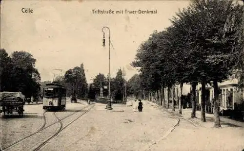 Ak Celle in Niedersachsen, Triftstraße, Thaer Denkmal, Straßenbahn