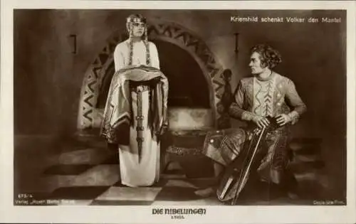 Ak Filmszene Die Nibelungen, 1. Teil, Kriemhild schenkt Volker den Mantel