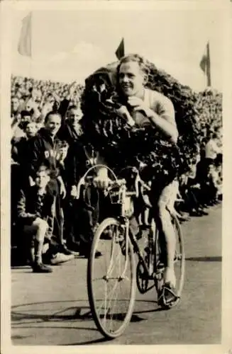 Ak Gustav Adolf Täve Schur, Sieger der Friedensfahrt 1955, Radrennfahrer