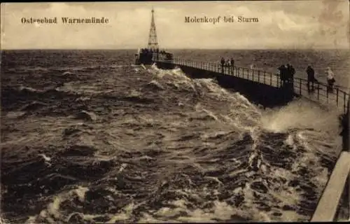 Ak Ostseebad Warnemünde Rostock, Molenkopf bei Sturm