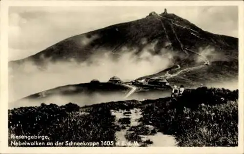 Ak Karpacz Krummhübel Schlesien, Dom Śląski, Schlesierhaus, Nebelwolken an der Schneekoppe