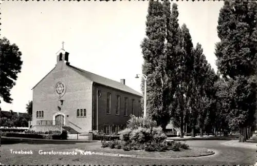 Ak Treebeek Brunssum Limburg Niederlande, Treebeek Gereformeerde Kerk, ein Baumreihe ist vor d...