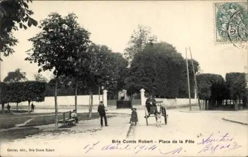 CPA Brie Comte Robert Seine et Marne, Place de la Fete