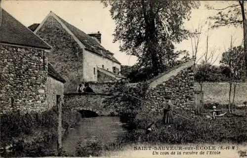 CPA Saint Sauveur à l'École Serine-et-Marne, un coin de la riviere de l'Ecole