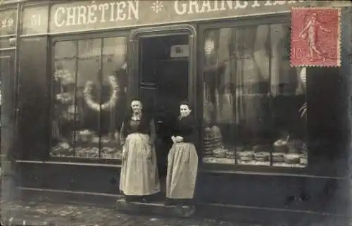 Foto Ak Seine Saint Denis, zwei Frauen am Eingang eines Geschäftes