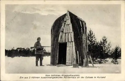 Ak Kurland Lettland, östlicher Kriegsschauplatz, Ostsee, Postenhaus aus zwei Kähnen, 1. WK