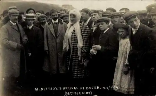 Foto Ak Flugpionier Bleriot, Landung in Dover 1909, Madame Bleriot, Zuschauer