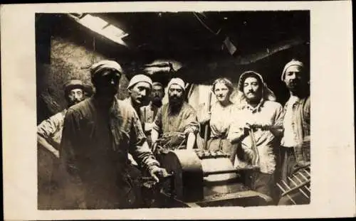 Foto Ak Secteur Pont a Mousson Lothringen Meurthe et Moselle, Männer einer Maschine