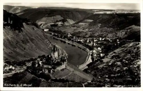 Ak Cochem an der Mosel, Blick auf die Stadt und den Fluss, Fliegeraufnahme