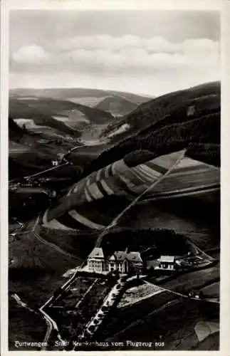 Ak Furtwangen im Schwarzwald, Stadtkrankenhaus, Fliegeraufnahme