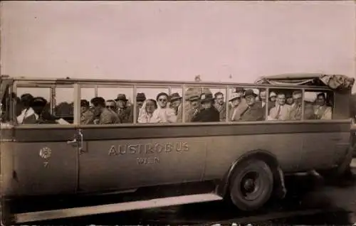 Foto Ak Austrobus Wien, Stadtrundfahrt, Touristen