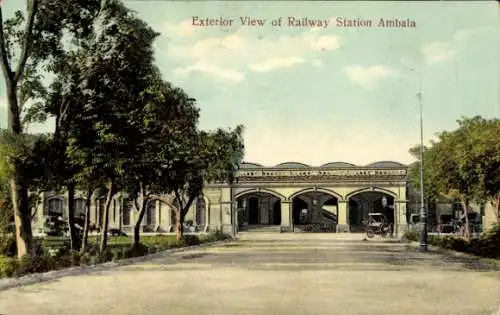 Ak Ambala Indien, Railway Station, Blick auf den Bahnhof, Straßenseite