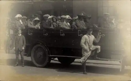 Foto Ak Gruppenbild der Touristen, Stadtrundfahrt