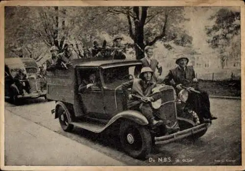 Ak NBS-Soldaten bewaffnet in und auf einem Fahrzeug, Kanadische Armee, II WK