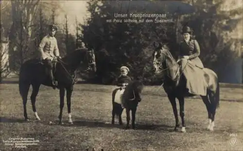 Ak Kronprinz Wilhelm von Preußen, Kronprinzessin Cecilie, Prinz Wilhelm, Spazierritt, Pferde, Pony