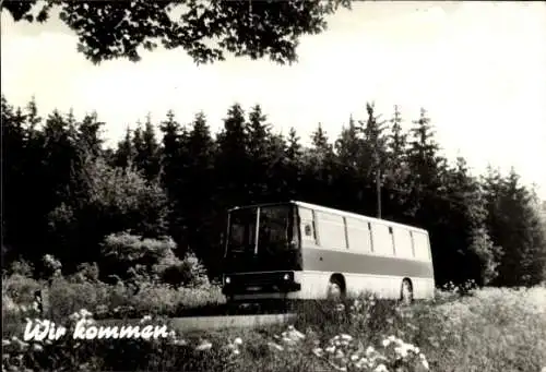 Ak Wir kommen, Ein Reisebus fährt durch Waldgebiet, Ikarus