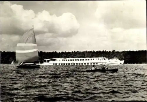 Ak Berlin, Hauptstadt der DDR, Luxusfahrgastschiff der Weißen Flotte